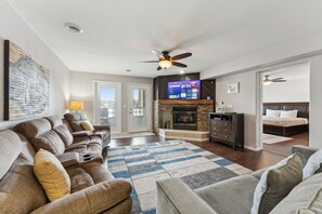 Smart TV, fireplace, books, stereo