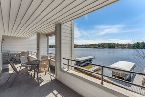 Outdoor dining - Dells Lake Villa - Lake Front Luxury (Wisconsin Dells)
