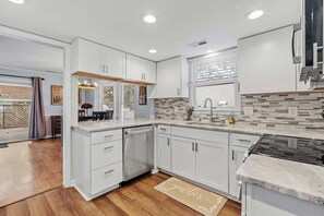 Kjøleskap, mikrobølgeovn, ovn og kokeplater