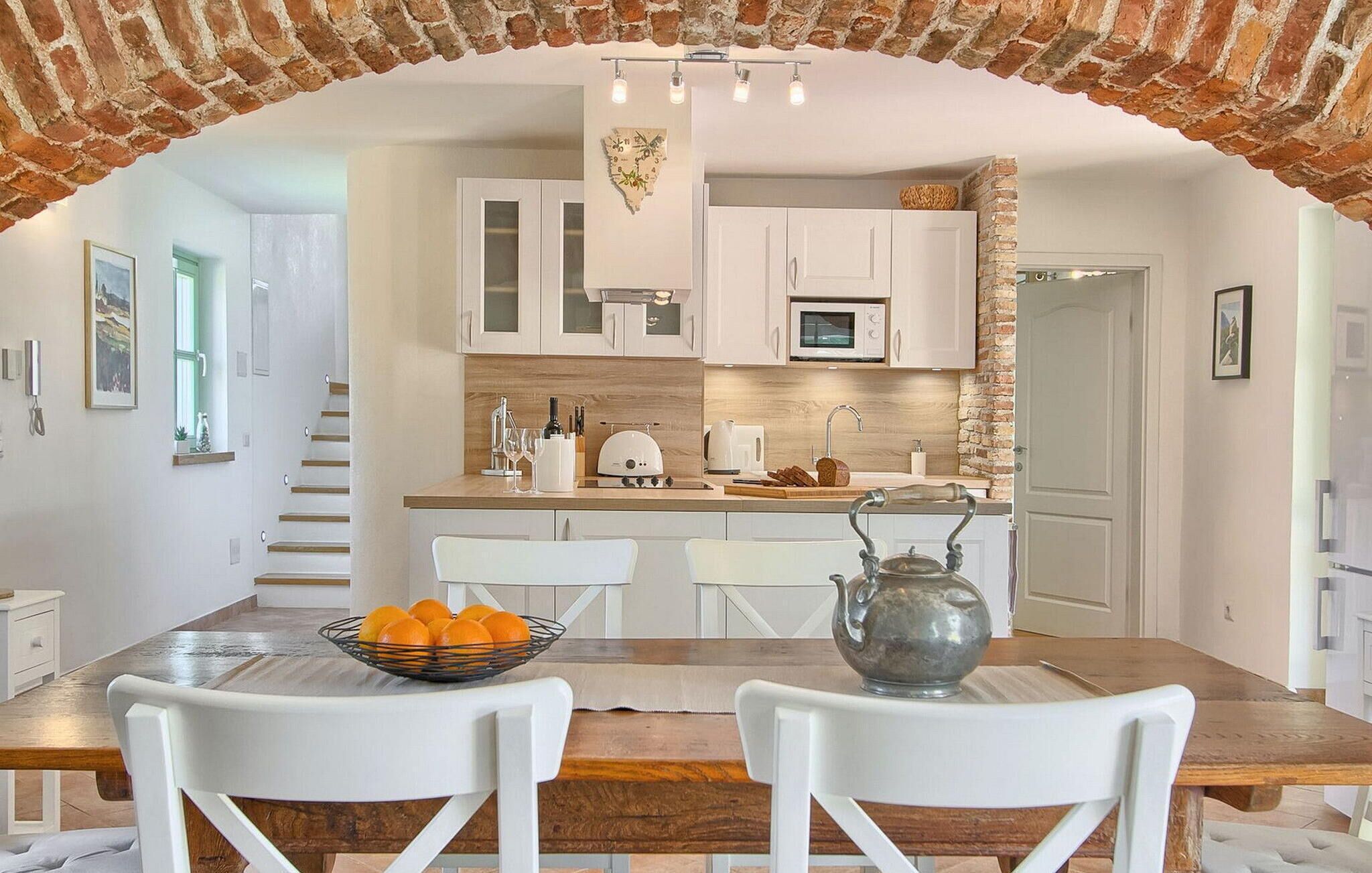 Jääkaappi, uuni, liesi, astianpesukone