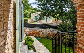 Stroll through this serene garden, surrounded by lush greenery and a tranquil atmosphere.