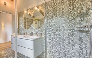 Shower, hair dryer - Gorgeous home in Visnjan (Visnjan)
