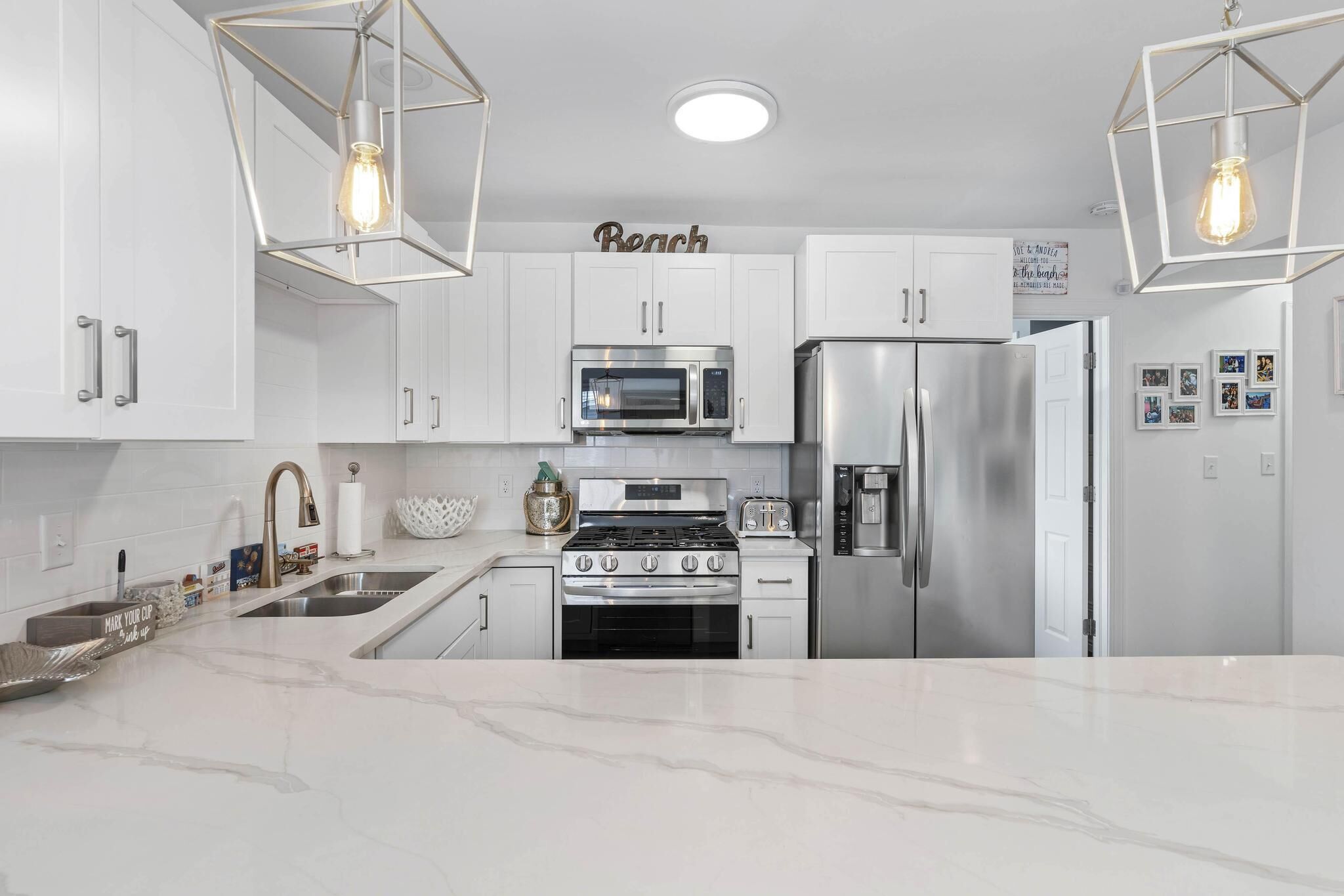 Downtown Dewey Beach Condo Renovated Sleeps 8 Parking Outside Space