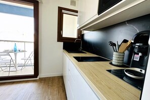 Kühlschrank, Mikrowelle, Herdplatte, Geschirrspüler