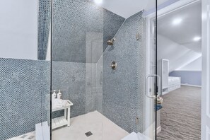 Douche, sèche-cheveux, serviettes fournies, savon