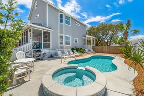 Alberca al aire libre y alberca climatizada