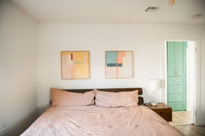 2 soverom, skrivebord, strykejern/-brett og wi-fi