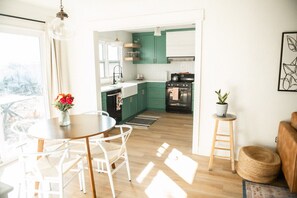 Mikrobølgeovn, ovn, kokeplater og oppvaskmaskin