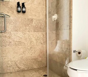 Haartrockner, Handtücher, Seife, Shampoo
