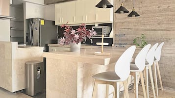 Frigorifero, forno, piano cottura, macchina per tè/caffè