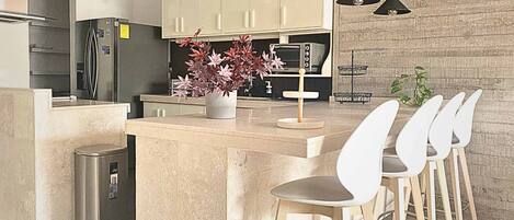 Jääkaappi, uuni, liesi, kahvin-/teenkeitin