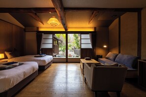 Habitación triple Deluxe | Decoración personalizada, muebles diferentes y wifi gratis