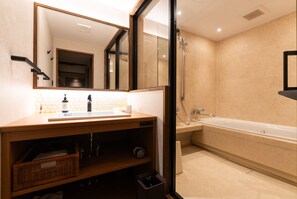 Chambre quadruple Deluxe, 1 chambre | Salle de bain | Ensemble baignoire-douche, articles de toilette (gratuits)