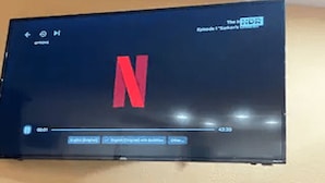 Een televisiescherm waarop het Netflix-logo te zien is, wat aangeeft dat het apparaat wordt gebruikt om media te streamen.