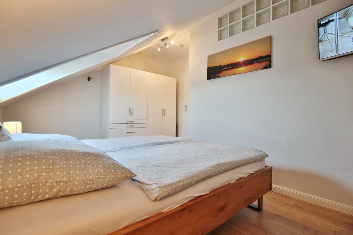 2 عدّة غرف نوم وخزنة داخل الغرفة ومكواة/لوح كي وواي فاي