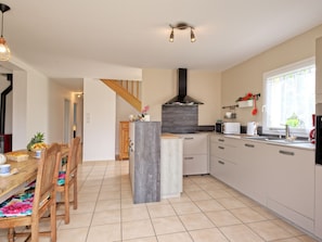 Fridge, microwave, oven, dishwasher - Chez Lucie by Interhome (Camlez)