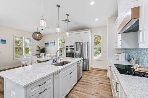 Fabulous Beach Home, Private Heated Pool & Spa, Close to Margaritaville & Beach!