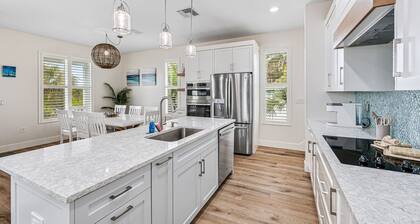 Fabulous Beach Home, Private Heated Pool & Spa, Close to Margaritaville & Beach!