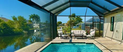 Alberca al aire libre y alberca climatizada