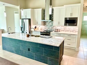 Fridge, microwave, oven, stovetop - Villa Panache-Wow! NEW, Gulf Access, Spa, Putting Green, Special Summer Discount (Cape Coral)