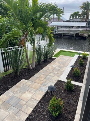 Property grounds - Villa Panache-Wow! NEW, Gulf Access, Spa, Putting Green, WiFi, Sonos music (Cape Coral)