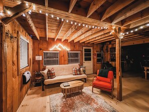 Smart TV, fireplace, table football, books - Cabin on a private lake + RV hookup. Surrounded by trails, lakes, and wildlife
 (Hill)