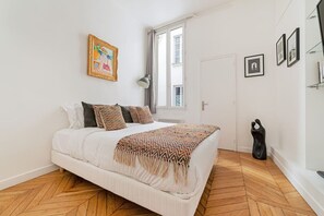 Una scrivania, ferro/asse da stiro, culla da viaggio, Wi-Fi