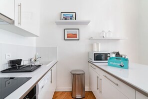 Réfrigérateur, micro-ondes, four, plaque de cuisson