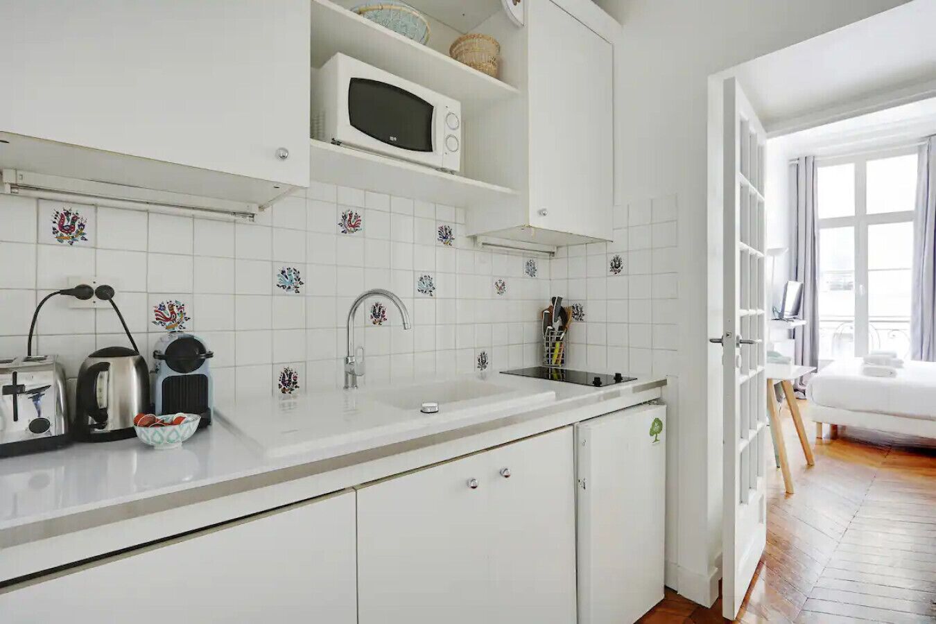 Refrigerador, microondas, parrilla de estufa y cafetera y tetera 