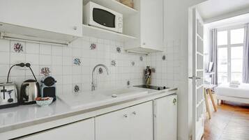 Fridge, microwave, stovetop, coffee/tea maker