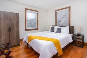 2 bedrooms, desk, iron/ironing board, free WiFi - Peaceful: Steps to UNCG, Close to Coliseum, Koury, Cone, Aquatic Center Downtown (Greensboro)