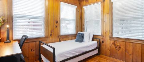 2 habitaciones, escritorio, tabla de planchar con plancha y wifi gratis