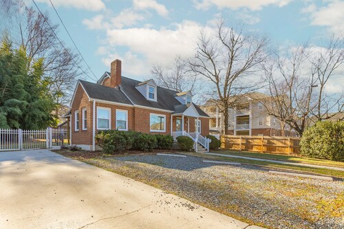 Peaceful Bungalow Near UNCG, Coliseum, Koury, Cone, Aquatic Center Downtown