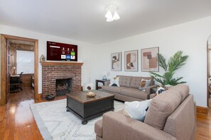 Smart-tv, een open haard en boeken