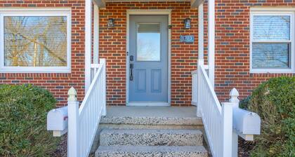 Peaceful Bungalow Near UNCG, Coliseum, Koury, Cone, Aquatic Center Downtown