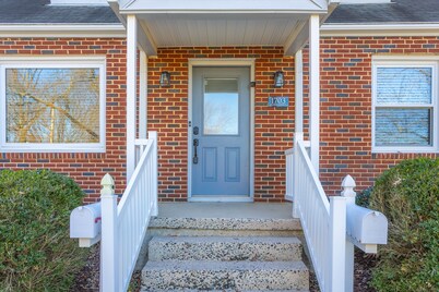 Peaceful Bungalow Near UNCG, Coliseum, Koury, Cone, Aquatic Center Downtown