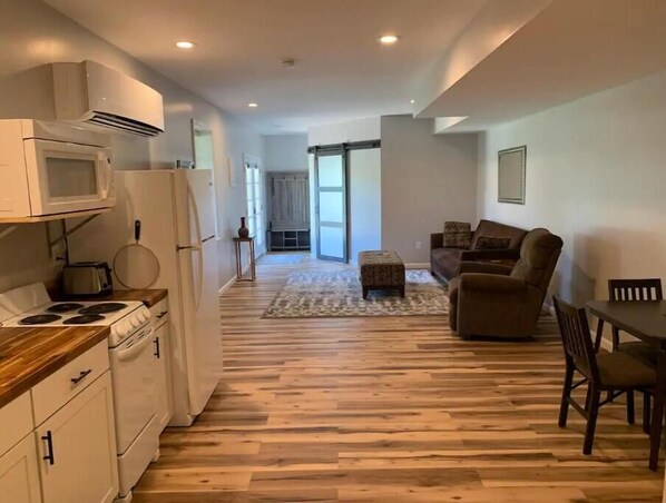 冷蔵庫、電子レンジ、オーブン、コンロ