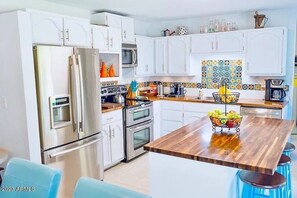 Kylskåp, mikrovågsugn, ugn och spishäll