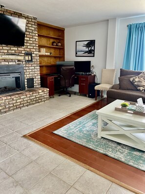 Una Smart TV, una chimenea, videojuegos, un reproductor de DVD