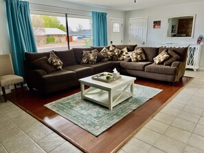 Smart-tv, eldstad, tv-spel och dvd-spelare