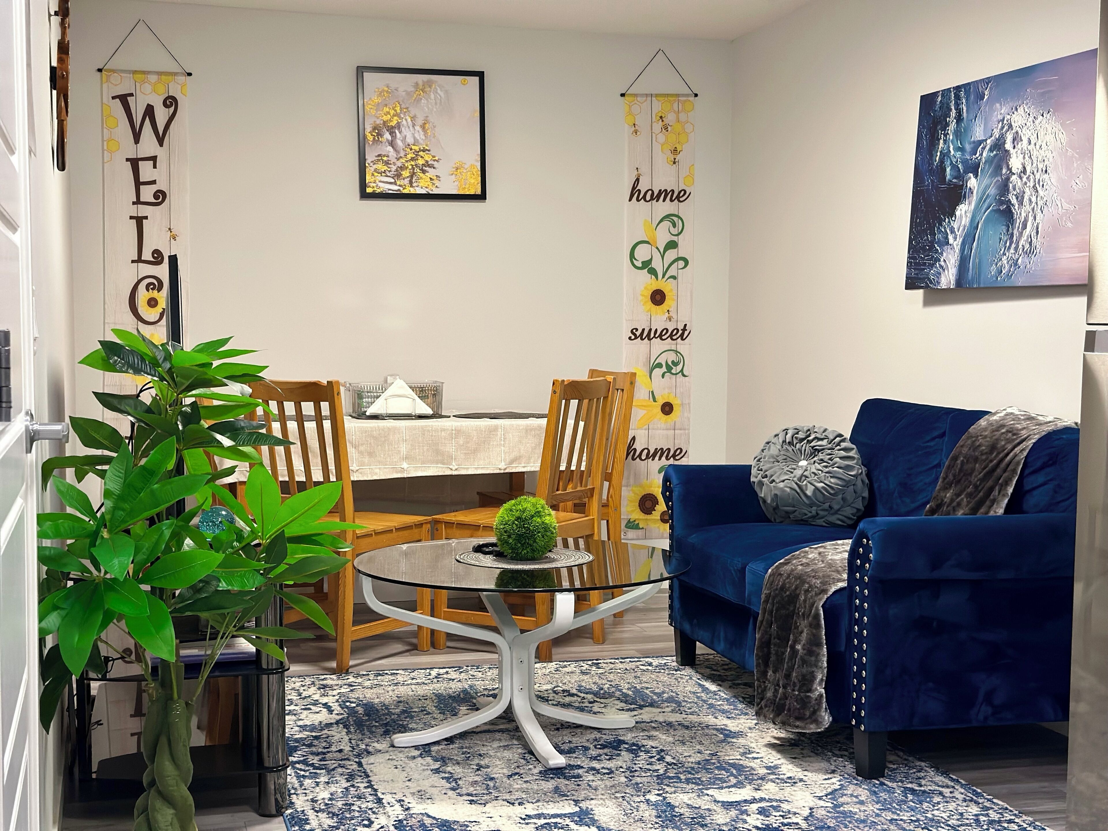 Suite | Living area | Heated floors, printers