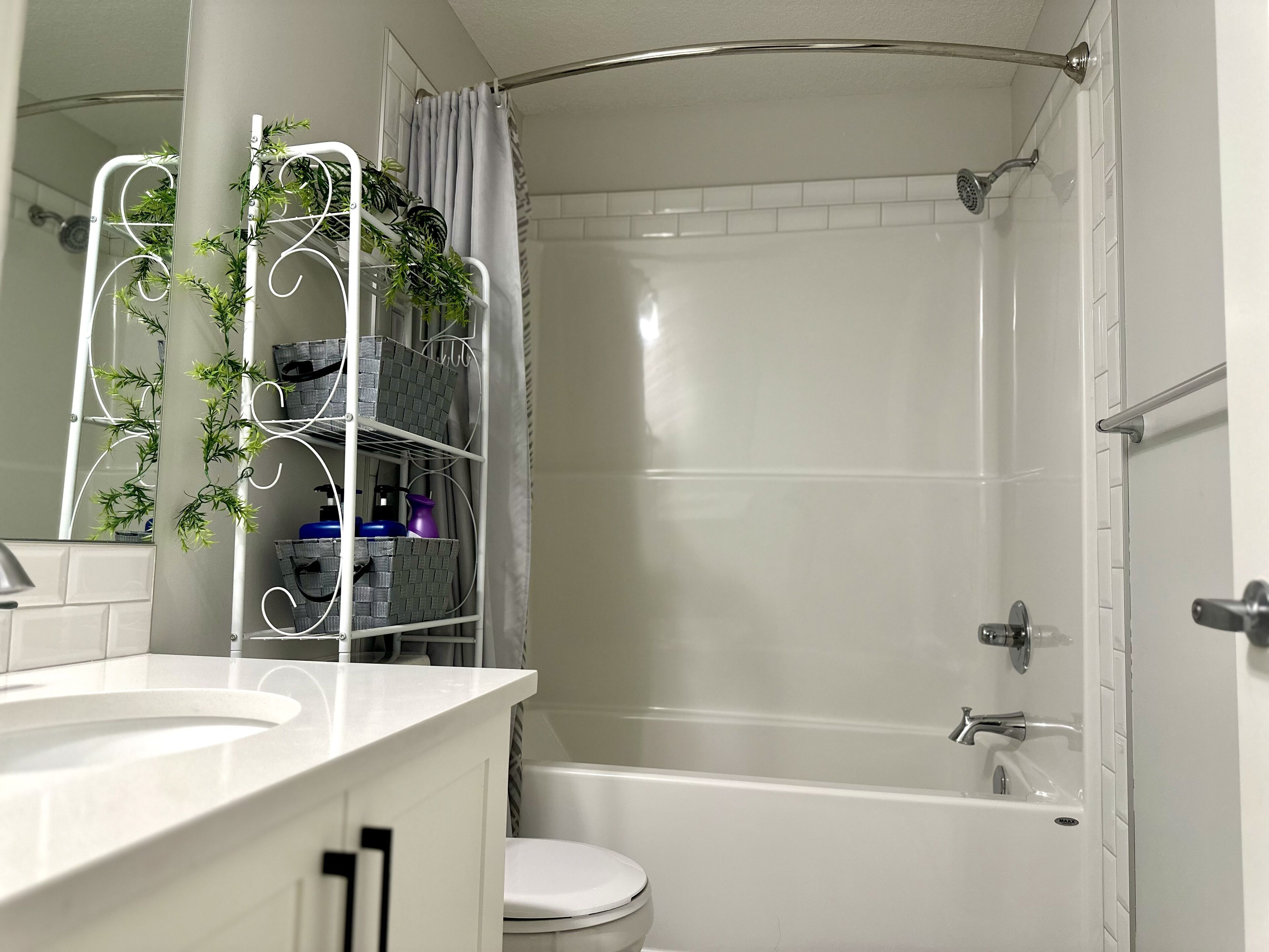 Suite, 1 Bedroom, Non Smoking, Garden View | Bathroom | Shower, slippers, towels