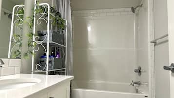 Suite, 1 Bedroom, Non Smoking, Garden View | Bathroom | Shower, slippers, towels