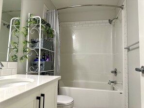 Suite, 1 chambre, non-fumeur, vue jardin | Salle de bain