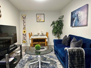 Suíte, 1 quarto, para não fumantes, vista para o jardim | Área de estar | Pisos aquecidos, impressoras