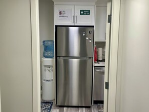 Frigorífic, microones, cafetera i tetera i bullidora elèctrica