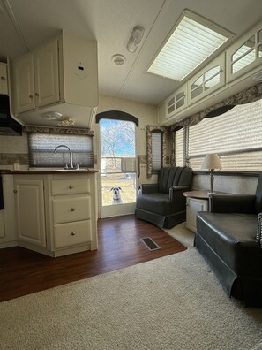 Living area - Lefty - Minutes from Pinon Hills Golf course, San Juan Quality Waters (Farmington)