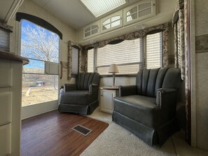 Interior - Lefty - Minutes from Pinon Hills Golf course, San Juan Quality Waters (Farmington)