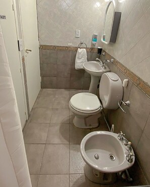 Haartrockner, Bidet, Handtücher, Seife