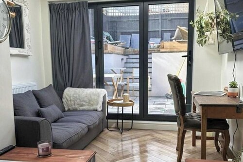 3 Bed Home - Sleeps 6, Garden, Pets and very central